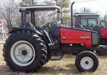 Tractoren met vierwielaandrijving Valtra 800-4