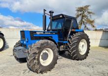 Tractoren met vierwielaandrijving Ford-NH 8830 A Powershift