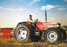 Tractoren met vierwielaandrijving Mahindra 9500