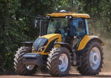 Tractoren met vierwielaandrijving Valtra A124 HiTech