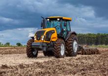 Tractoren met vierwielaandrijving Valtra BM110