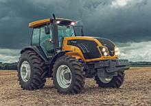 Tractoren met vierwielaandrijving Valtra BM135