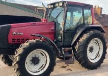 Tractoren met vierwielaandrijving Valtra Mega 8150