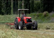 Tractoren met vierwielaandrijving Massey Ferguson MF 445 Xtra
