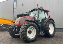 Tractoren met vierwielaandrijving Valtra N 121a