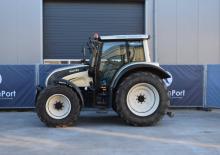 Tractoren met vierwielaandrijving Valtra N122