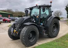Tractoren met vierwielaandrijving Valtra N135D