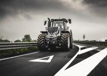 Tractoren met vierwielaandrijving Valtra S324 SmartTouch