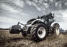 Tractoren met vierwielaandrijving Valtra T154H