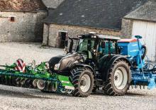 Tractoren met vierwielaandrijving Valtra T 213