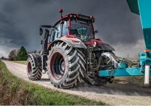 Tractoren met vierwielaandrijving Valtra T214D SmartTouch