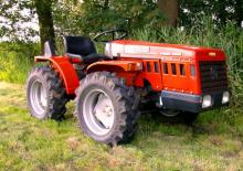 Tractoren met vierwielaandrijving Carraro Tigre 2500 A