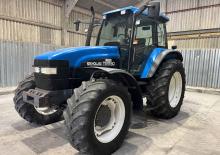 Tractoren met vierwielaandrijving New Holland TM150