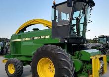 Veldhakselaars met tweewielaandrijving John Deere 6910