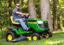 Zitmaaiers en Tuin tractoren John Deere E100