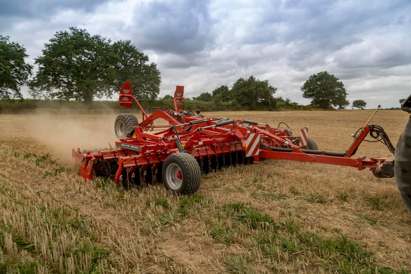 Chubby Sofi Di baland poshnali poyabzalda yugurish yolakchasida yuradi! Fohisha!